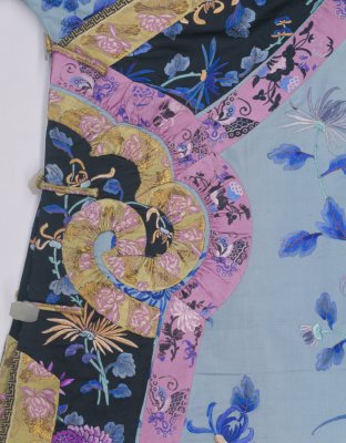 湖色缎绣菊花纹夹『0611』衣局部
