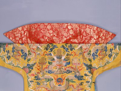 黄色云龙妆花缎袷朝袍肩部纹饰