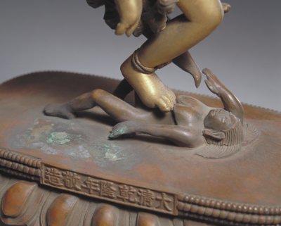 铜鎏金金刚亥母像脚踏尸体局部