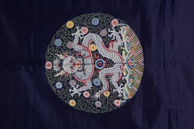 石青色缎串珠绣四团龙褂料正龙纹饰