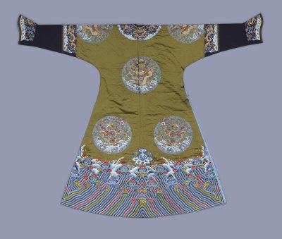 香色缎绣八团云龙女夹龙袍后式