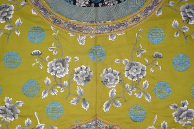 草绿色绸绣牡丹团寿夹马褂局部