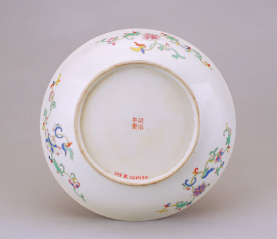 黄地粉彩红蝠纹盘底款