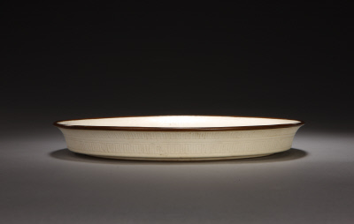 仿定窑白釉划花海水双鱼纹折沿洗