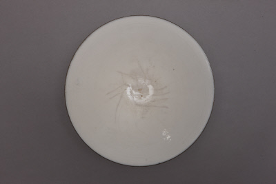 仿定窑白釉划花牡丹双鱼纹碗碗心