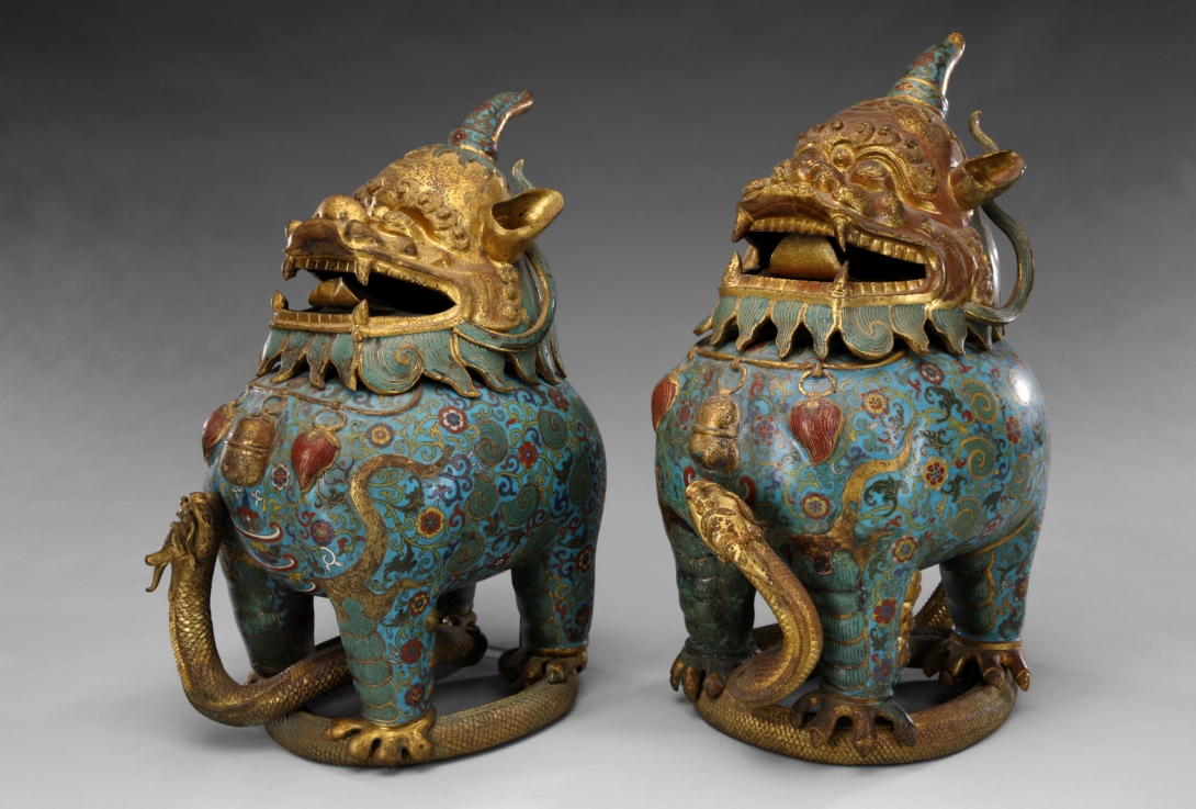 清  掐丝珐琅花卉纹端蛇形香熏