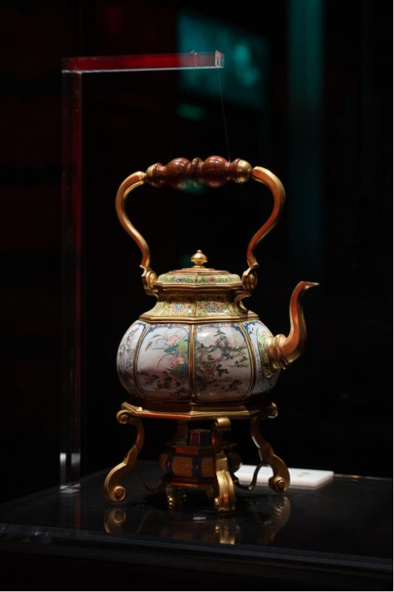 铜胎画珐琅开光山水花鸟图八棱提梁壶.jpg
