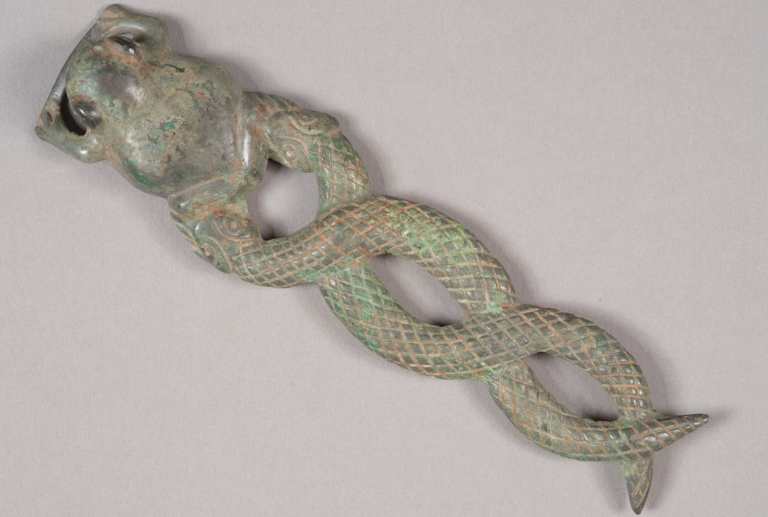战国 青铜蛇蛙纹牌饰