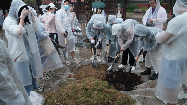 观众实践操作咖啡渣堆肥方法