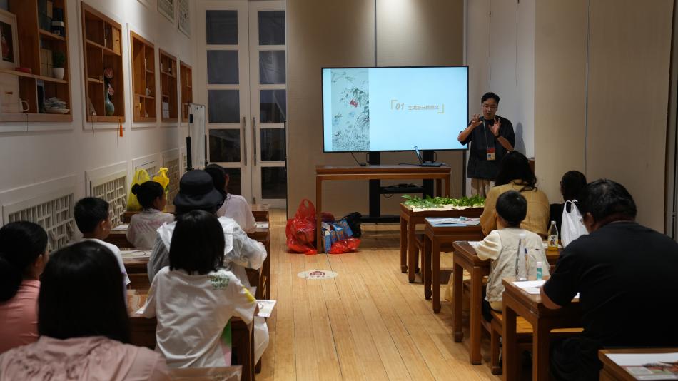 项目组老师为观众讲授慈宁宫中植物知识
