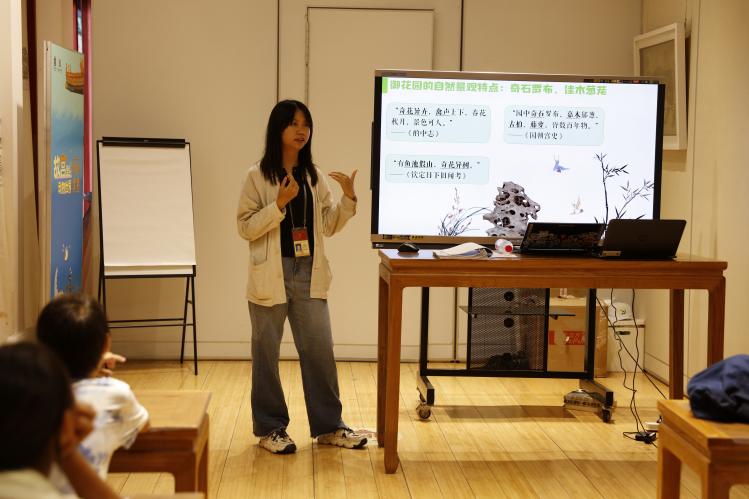社教部工作人员为同学们讲述古树知识