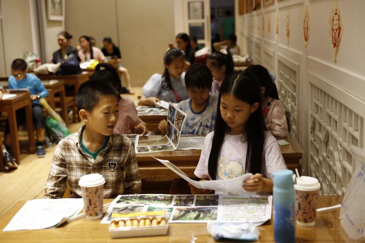 同学们看图进行古树特征学习