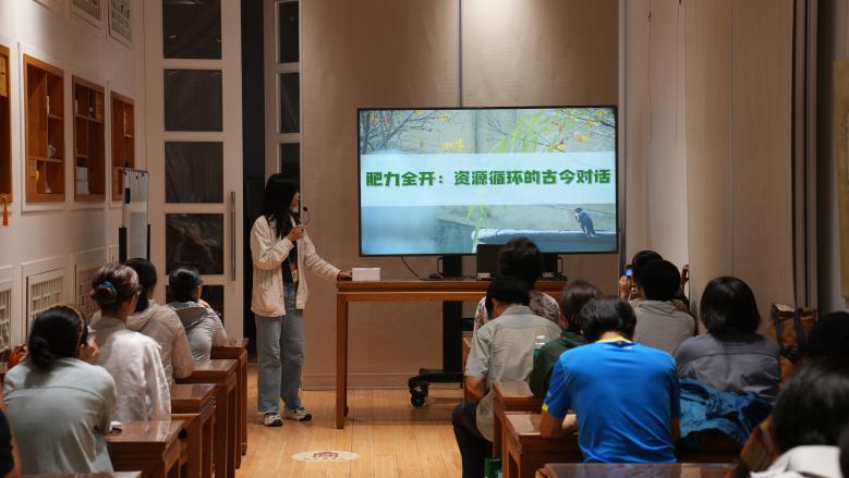 社教部工作人员讲授堆肥知识