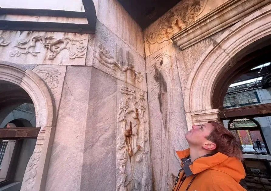 Amalia Siatou博士实地考察故宫博物院延禧宫灵沼轩石质文物