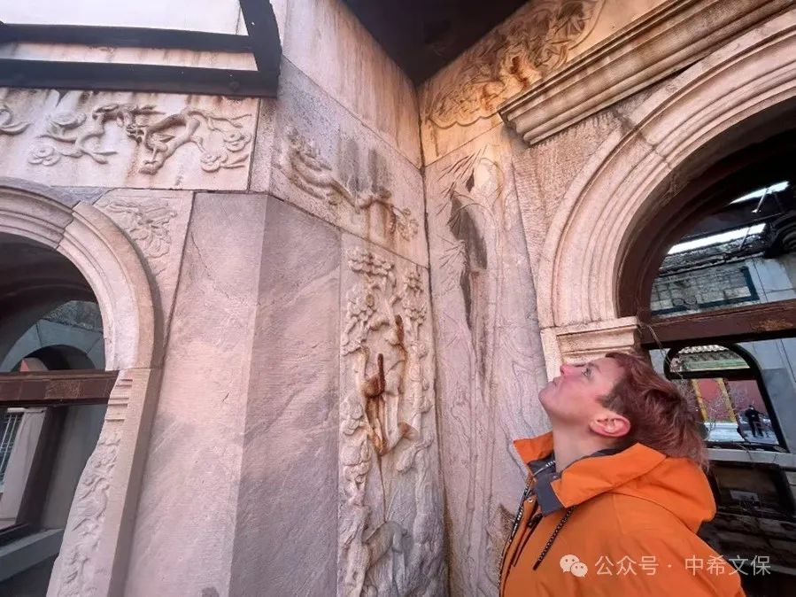 Amalia Siatou博士实地考察故宫灵沼轩石质文物表面铁锈污染物