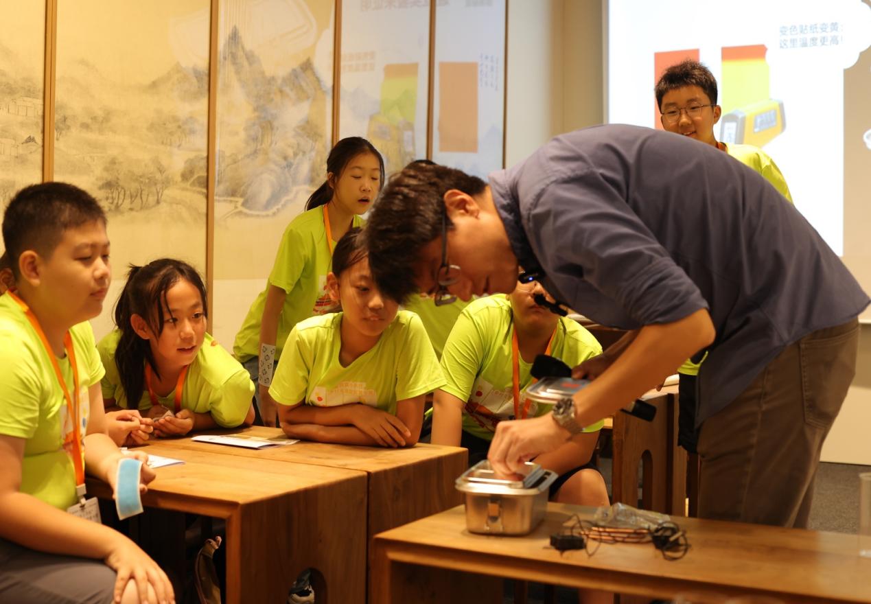 老师巧用饭盒给孩子们展示暖砚原理