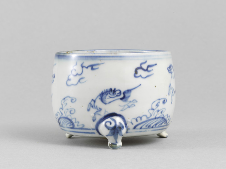 青花海水飞马纹三足炉