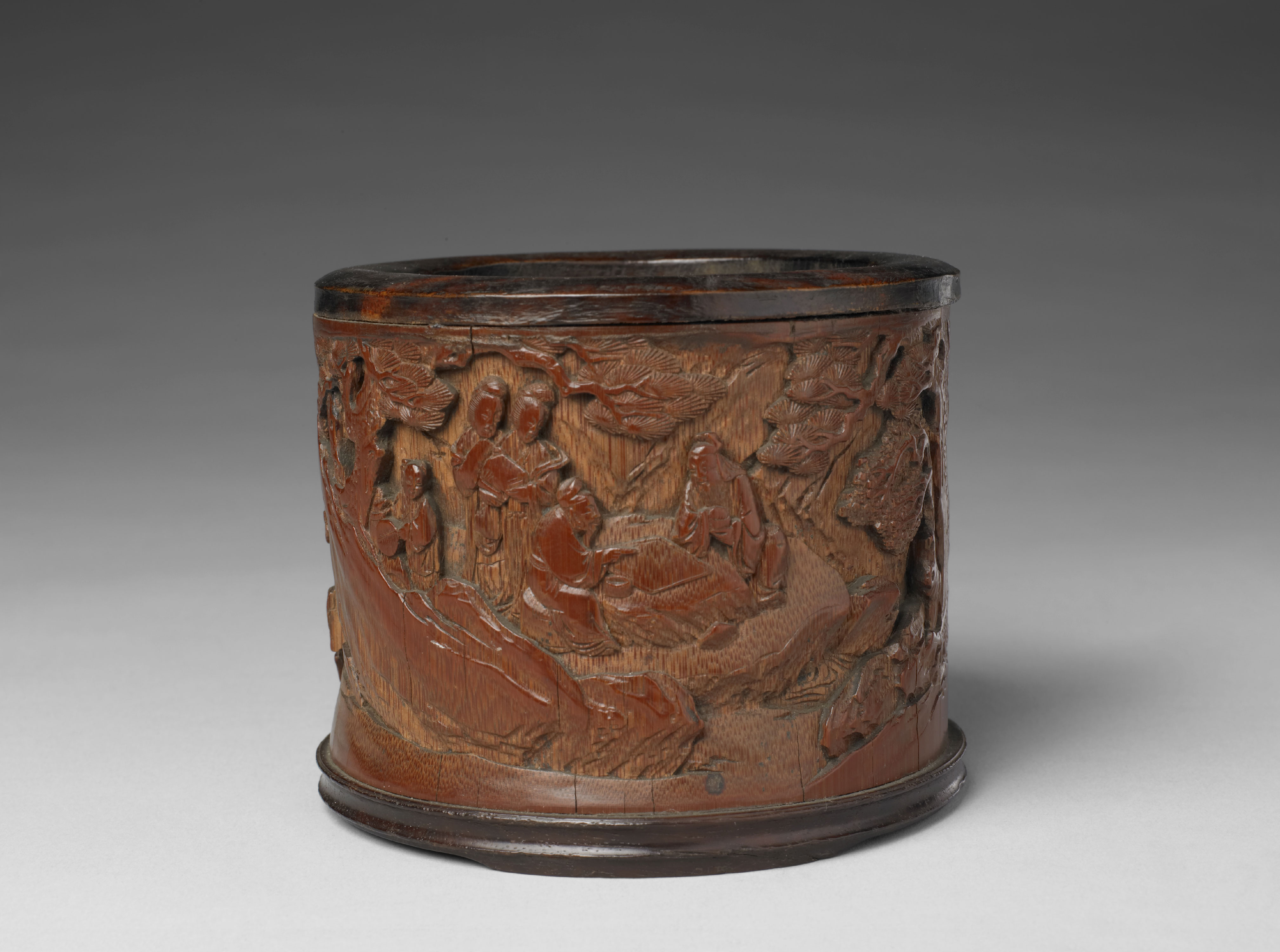 竹雕东山报捷图笔筒