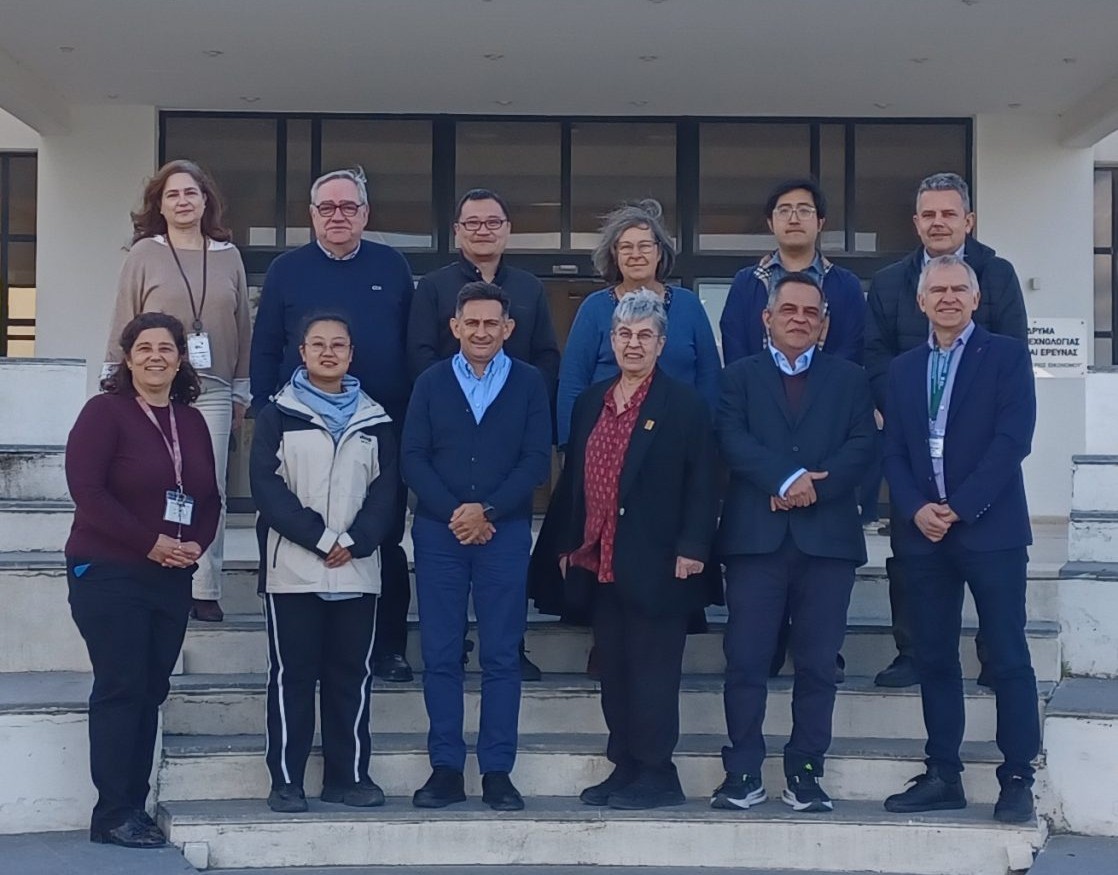 访问团与希腊同事合影