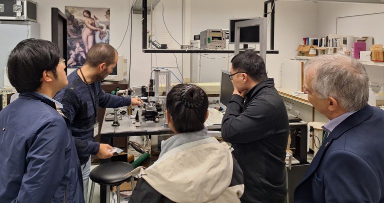 代表团调研 IESL 实验室