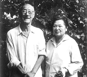 1978年张伯驹夫妇在长春参观果园后合影 1978年张伯驹夫妇在长春参观果园后合影