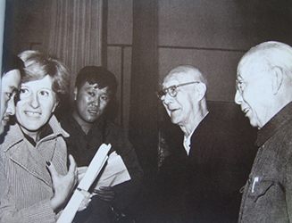 张伯驹先生(右二)与外国友人在一起 张伯驹先生(右二)与外国友人在一起